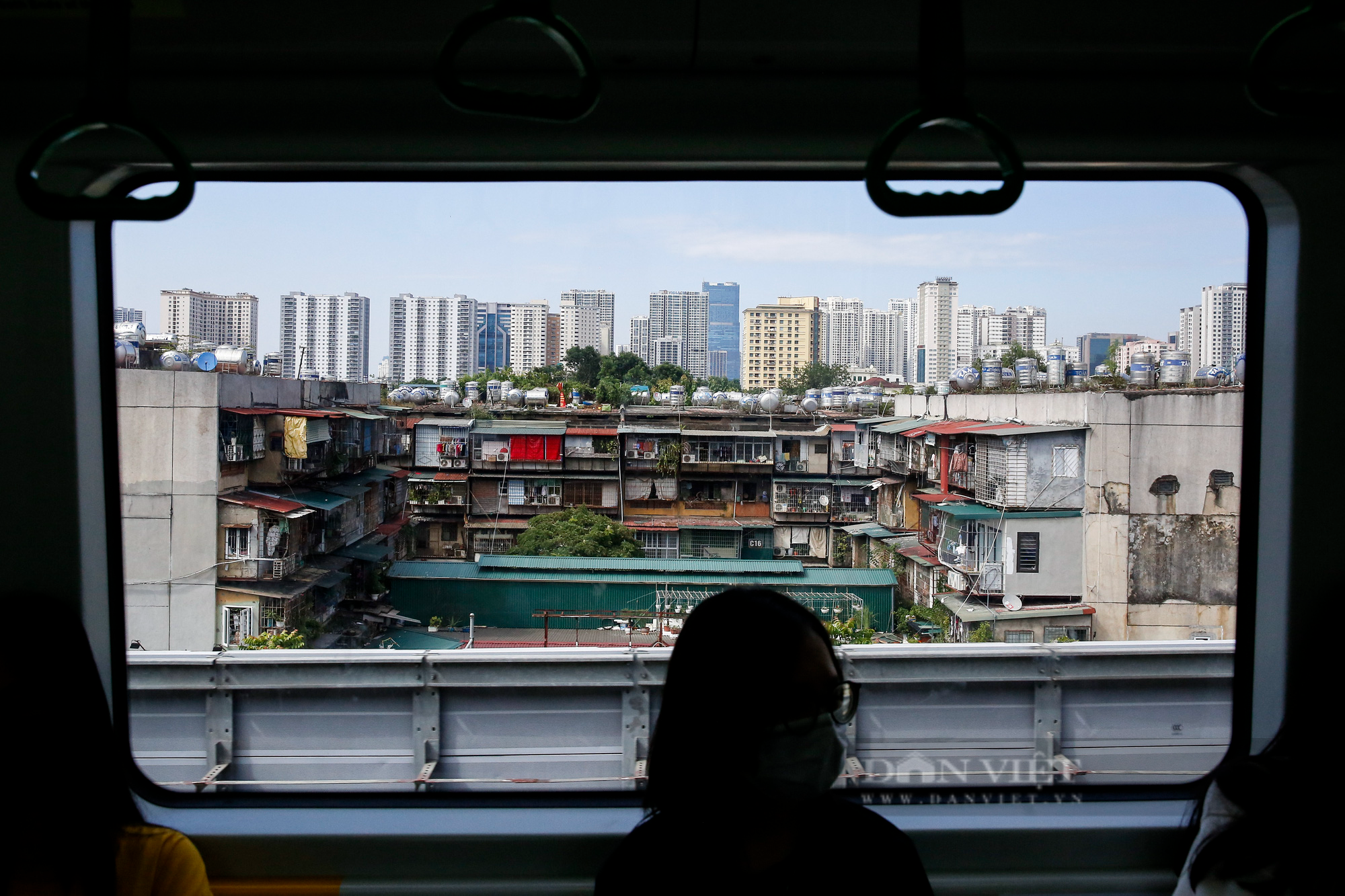 Ngắm nhìn Hà Nội khác lạ qua ô cửa kính tàu đường sắt Cát Linh - Hà Đông  - Ảnh 5.