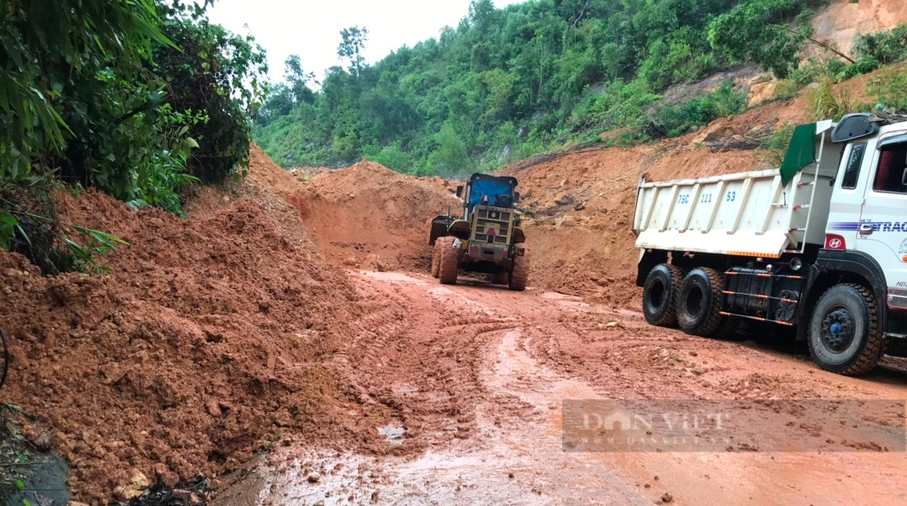 Loạt ảnh: Hơn 10.000 khối đất đá ở đèo Khánh Lê bị sạt lở nghiêm trọng - Ảnh 4.