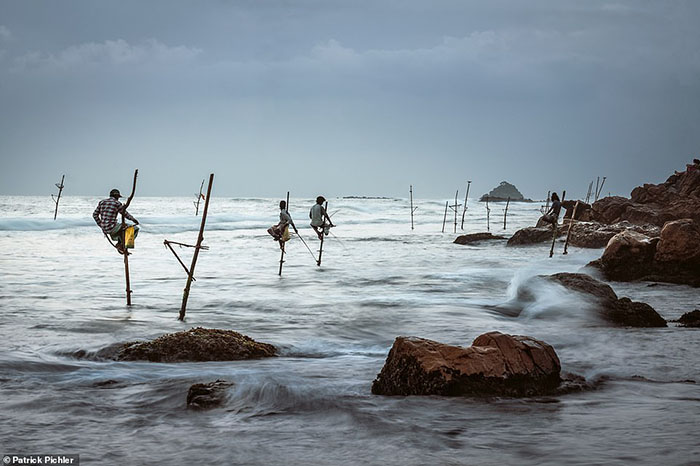 Sri Lanka với điểm đến du lịch ấn tượng &quot;ngư dân câu cá trên cọc cà kheo&quot; - Ảnh 2.