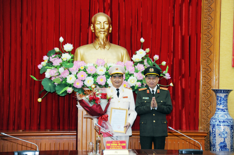 Thăng hàm Trung tướng cho Phó Chủ nhiệm Uỷ ban Quốc phòng và An ninh của Quốc hội  - Ảnh 1.