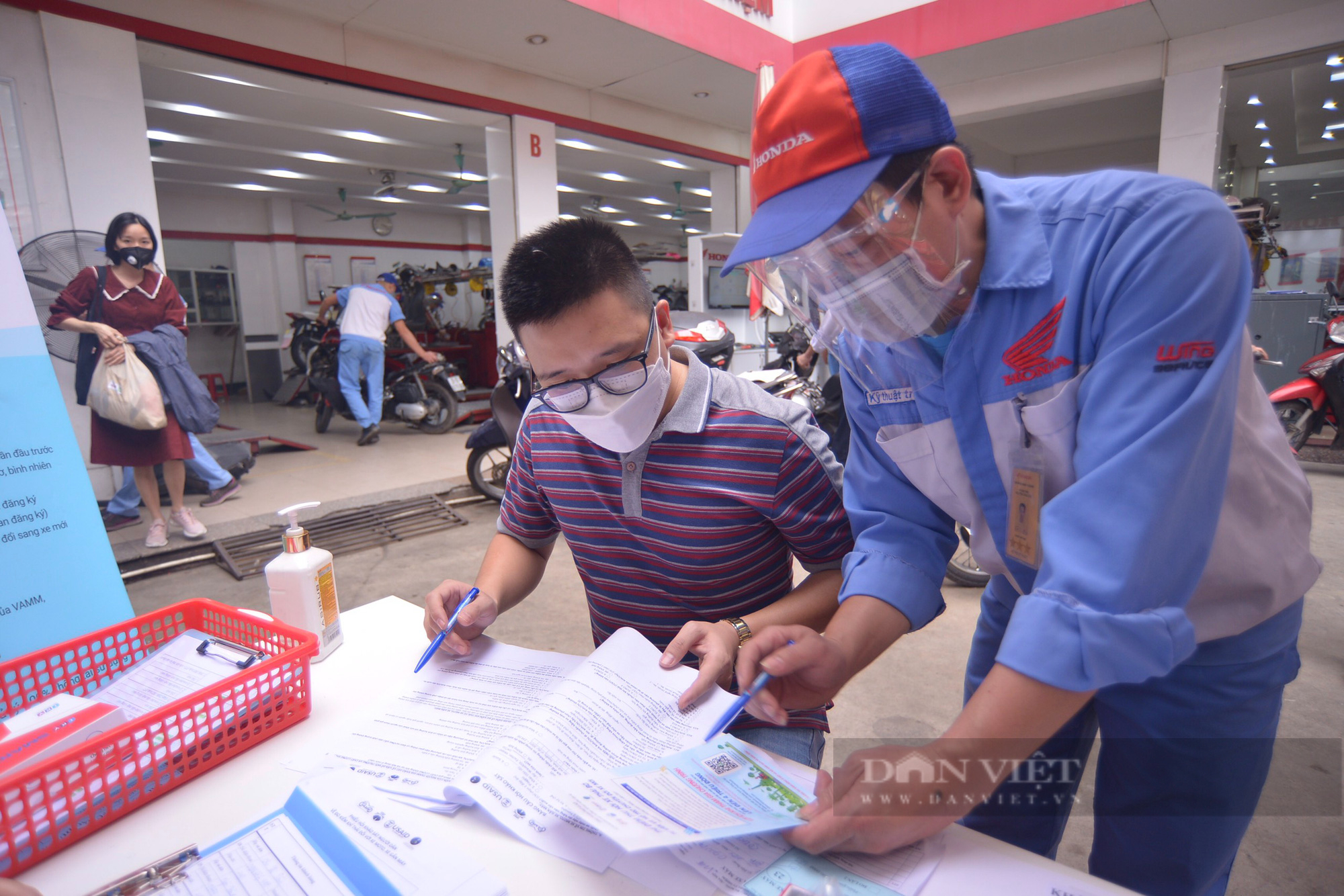 Hà Nội mở 8 điểm đo kiểm khí thải cho hàng nghìn xe máy - Ảnh 7.
