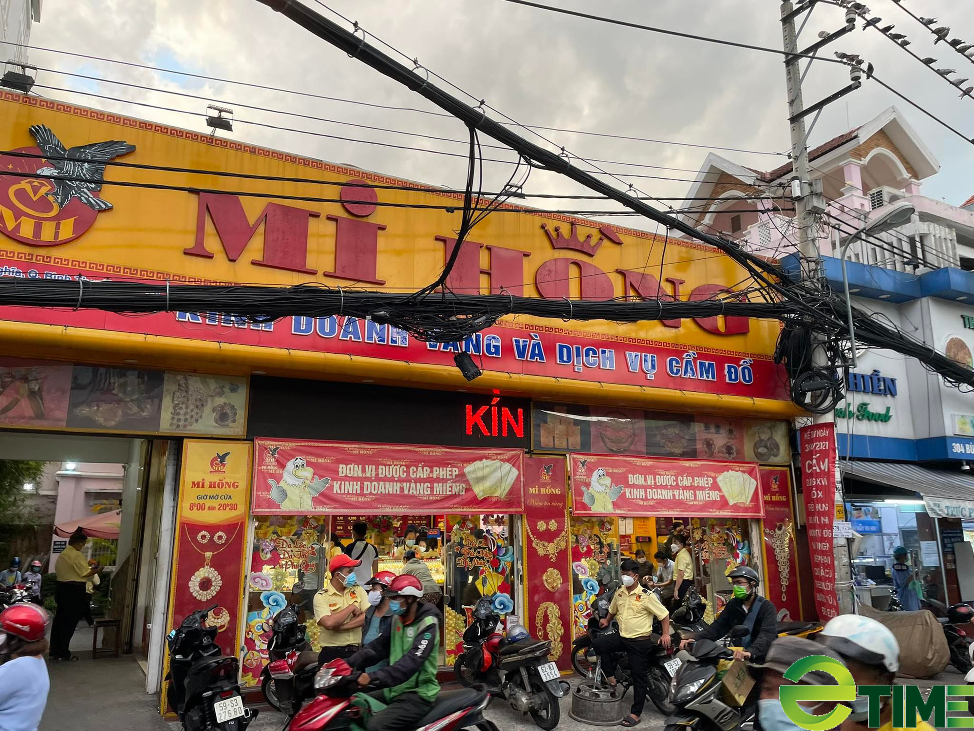 Giá vàng tiếp tục tăng thêm, lên 60,7 triệu đồng/lượng - Ảnh 2. Giá vàng tiếp tục tăng thêm, lên 60,7 triệu đồng/lượng - Ảnh 2.