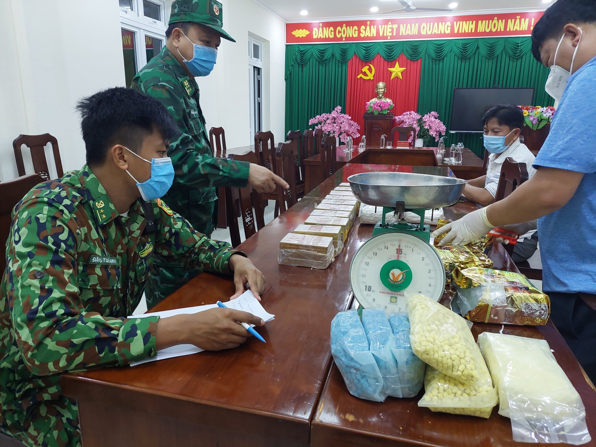 Kiểm tra xe chở xoài, phát hiện 24kg ma túy từ Campuchia vào Việt Nam - Ảnh 2.
