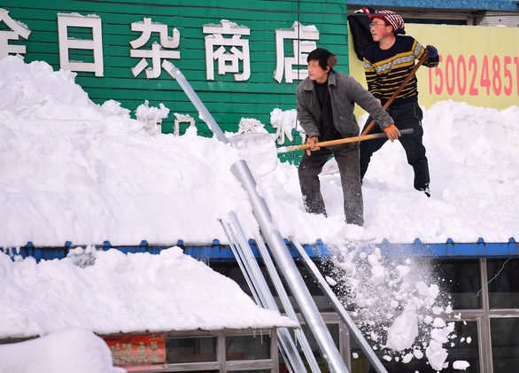 Bão tuyết kinh hoàng tàn phá miền Bắc Trung Quốc - Ảnh 2.