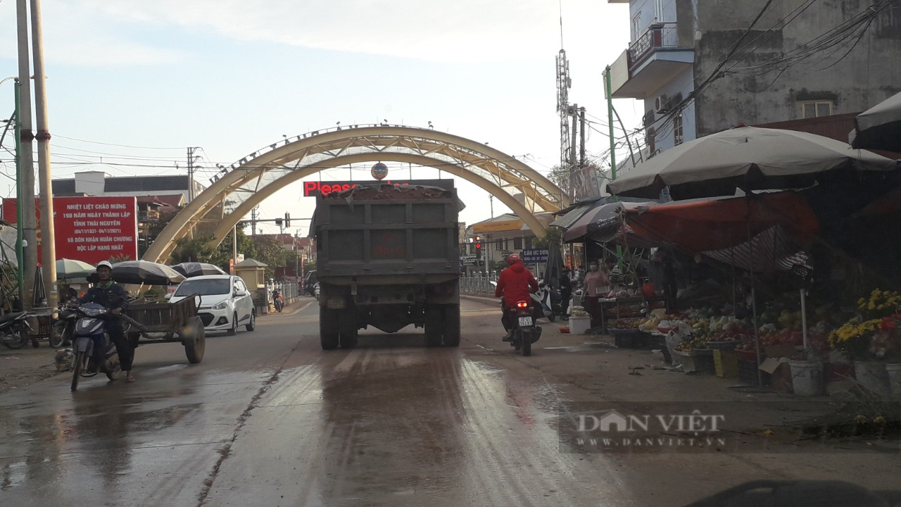 Thái Nguyên: Xe chở đất cày nát đường bê tông, gây mất an toàn giao thông - Ảnh 8.