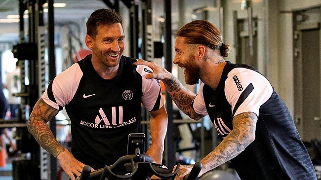 Messi và Ramos chào hỏi nhau. Ảnh: Goal