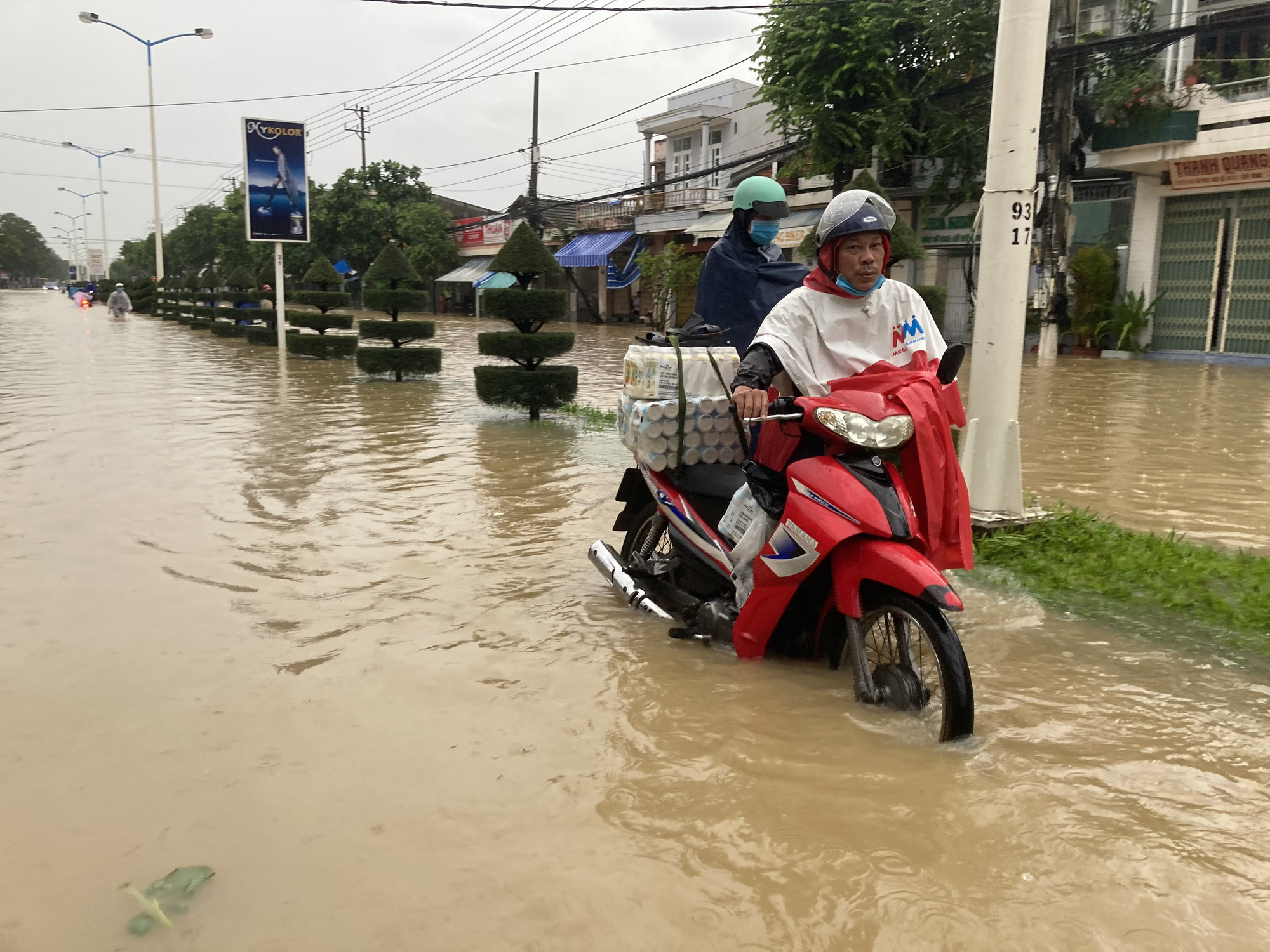 Khánh Hòa: Đèo Khánh Lê thông tuyến, nhiều nơi vẫn còn ngập sâu - Ảnh 2.