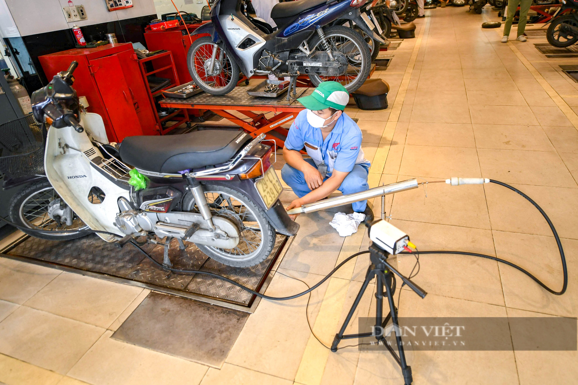 Hà Nội mở 8 điểm đo kiểm khí thải cho hàng nghìn xe máy - Ảnh 2.