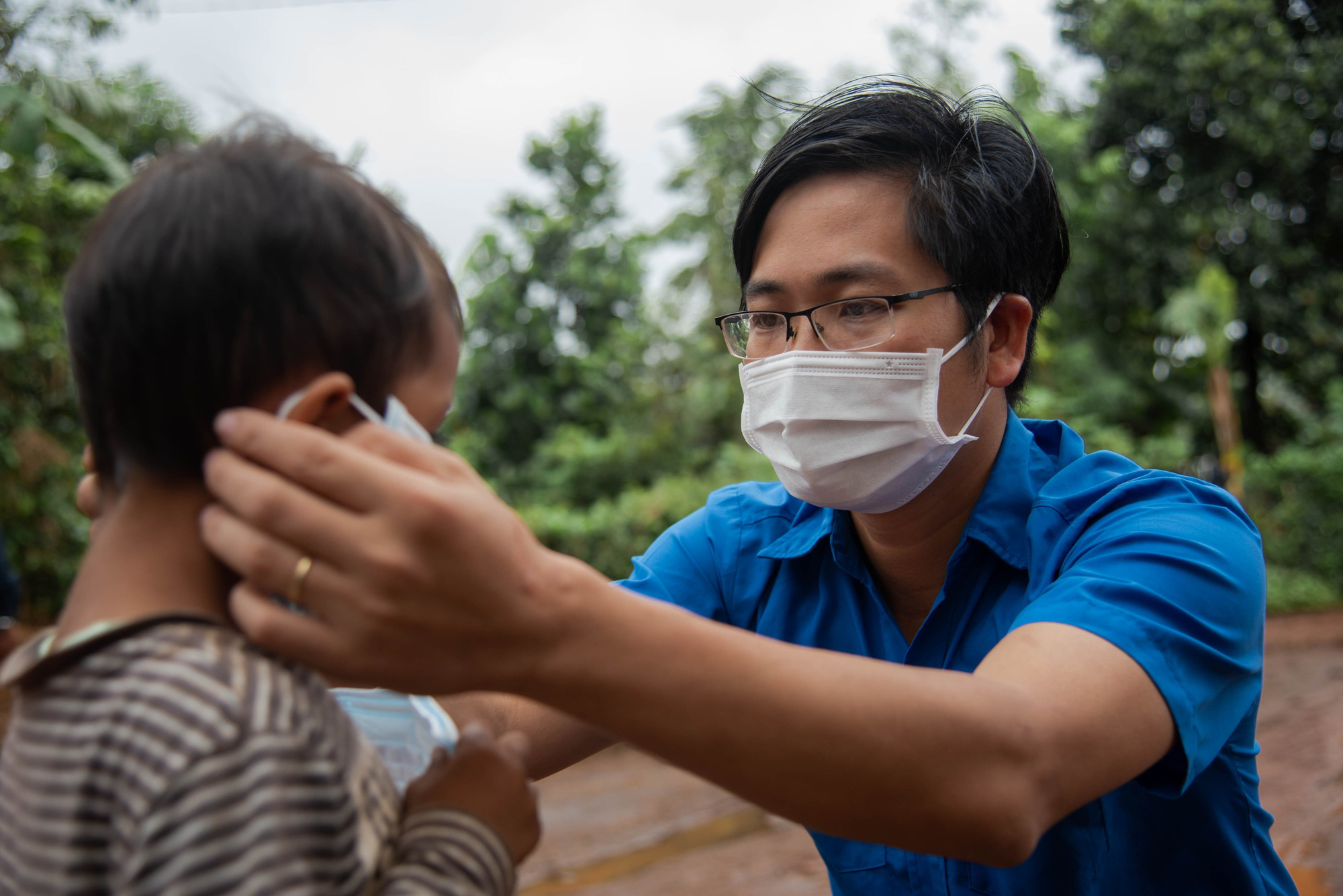 Công ty Điện lực Đắk Lắk tặng vật tư y tế cho buôn kết nghĩa M'riu - Ảnh 2.