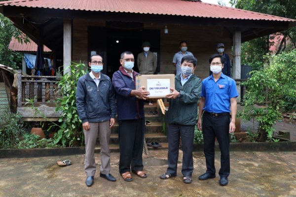 Công ty Điện lực Đắk Lắk tặng vật tư y tế cho buôn kết nghĩa M'riu - Ảnh 1.