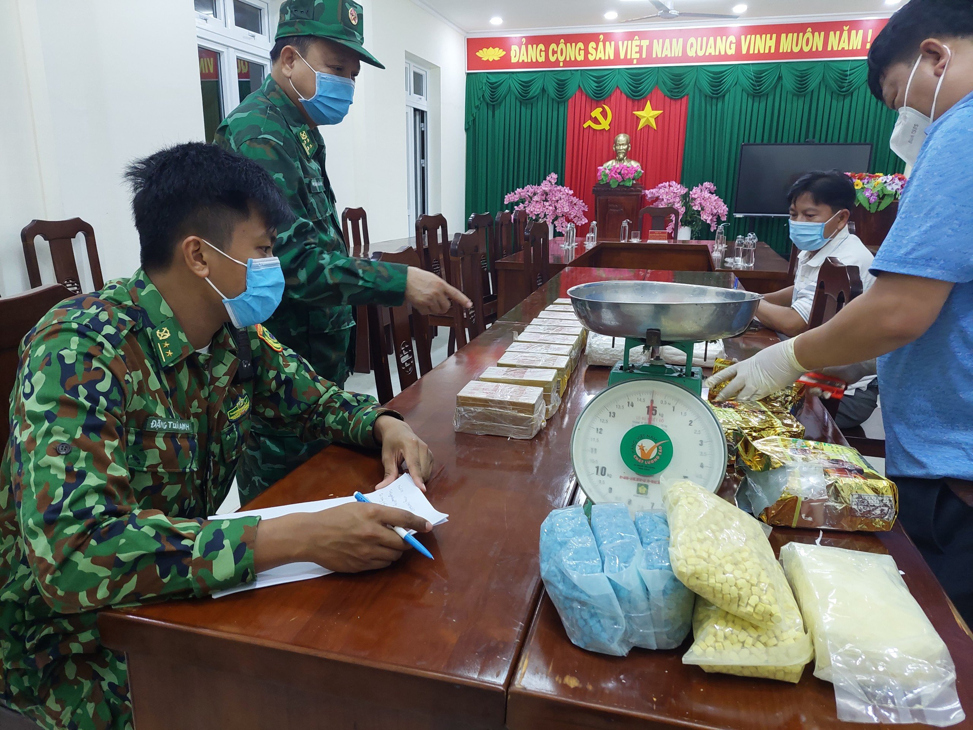 TIN NÓNG 24 GIỜ QUA: Bí thư Huyện ủy bị tố hiếp dâm nữ nhân viên; phát hiện 24kg ma túy trong xe chở xoài - Ảnh 2.