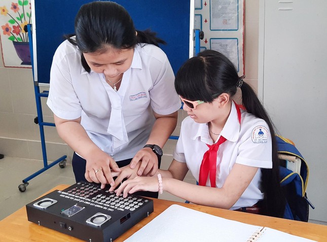 Nữ sinh lớp 12 sáng chế thiết bị học toán thông minh cho người khiếm thị - Ảnh 1.