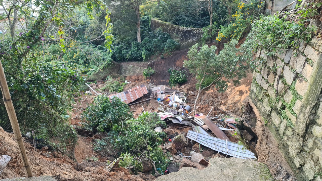 Clip: Hiện trường vụ sạt lở đất nghiêm trọng tại Đà Lạt, kéo theo 2 căn nhà, uy hiếp 7 nhà dân - Ảnh 3.