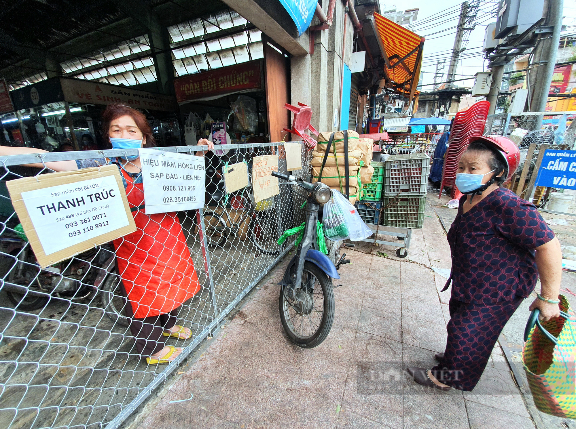 Tiểu thương chợ Bà Chiểu bán hàng bằng cách 'lạ' sau dịch - Ảnh 1.