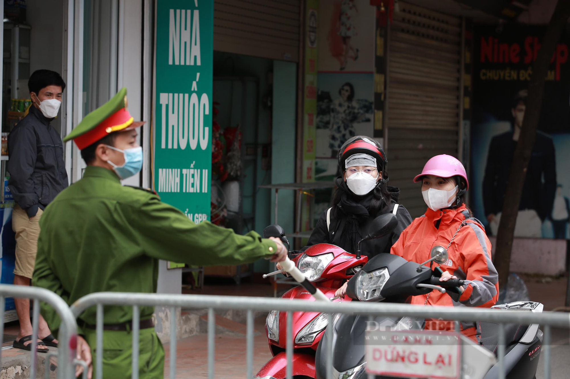 Hà Nội: Tạm phong tỏa trụ sở UBND phường Yên Nghĩa nơi có hai cán bộ nghi nhiễm Covid-19  - Ảnh 1.