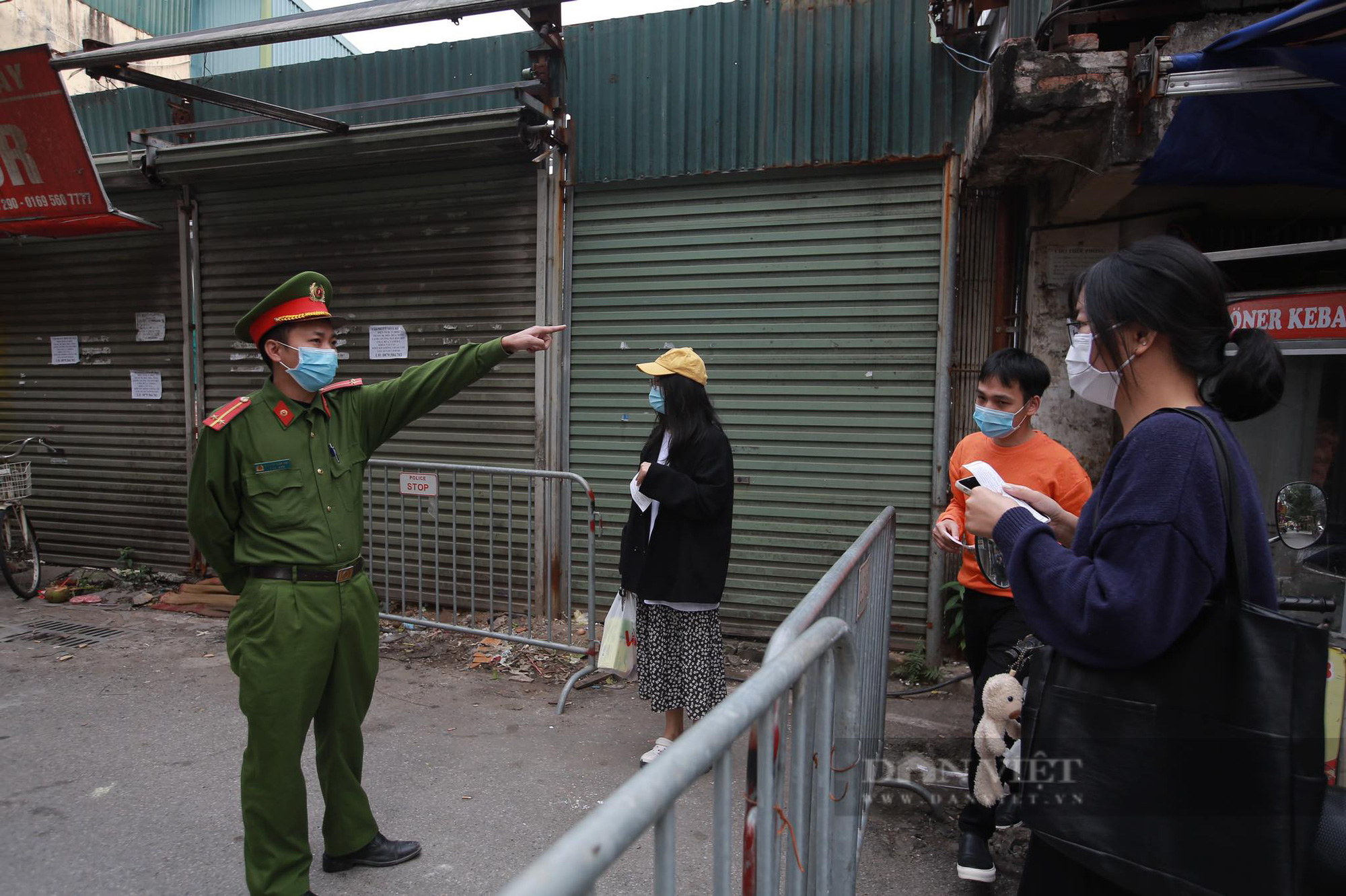 Hà Nội: Tạm phong tỏa trụ sở UBND phường Yên Nghĩa nơi có hai cán bộ nghi nhiễm Covid-19  - Ảnh 2.