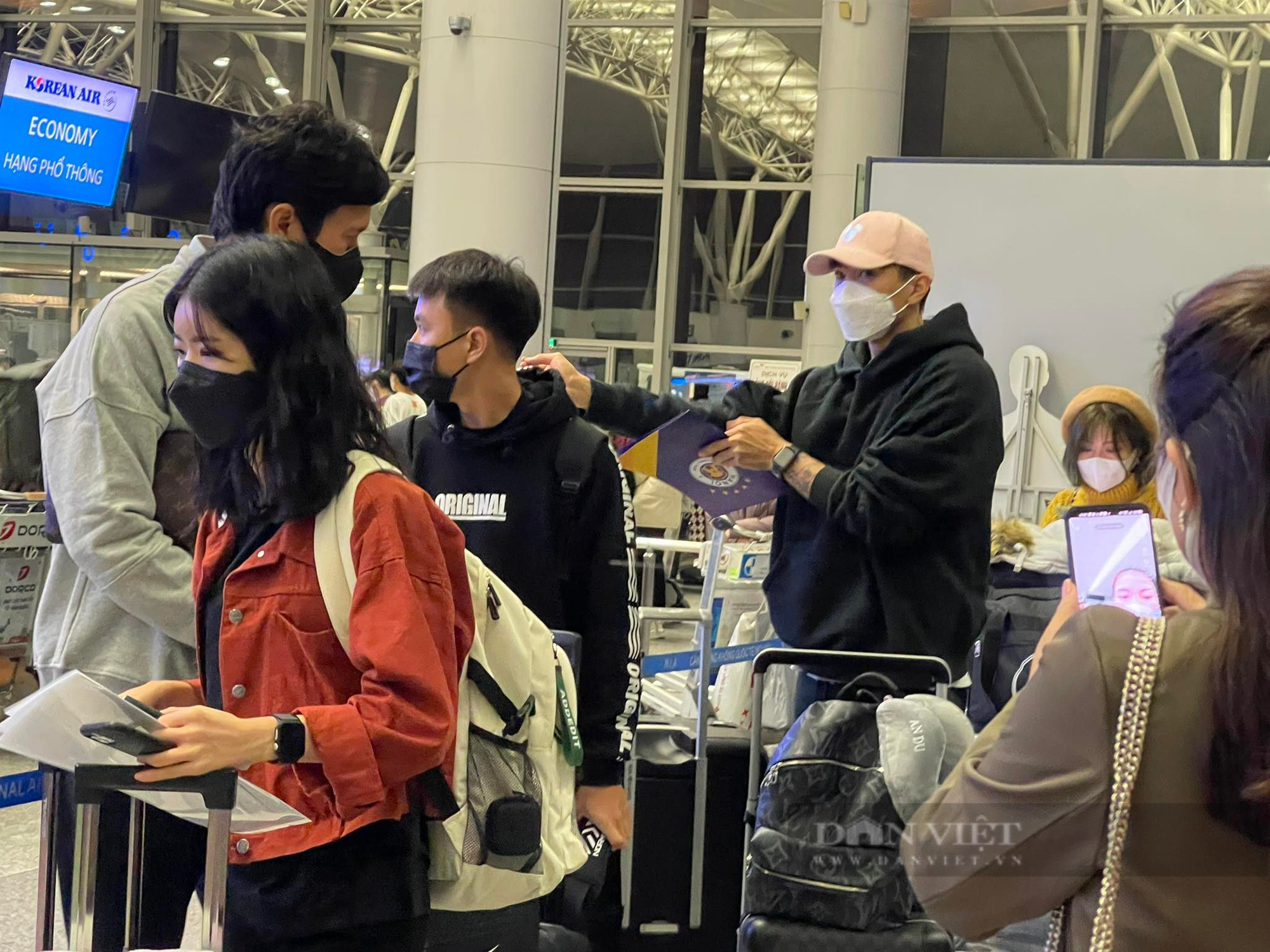 Đoàn Văn Hậu lặng lẽ ra sân bay sang Hàn Quốc chữa trị chấn thương - Ảnh 3.