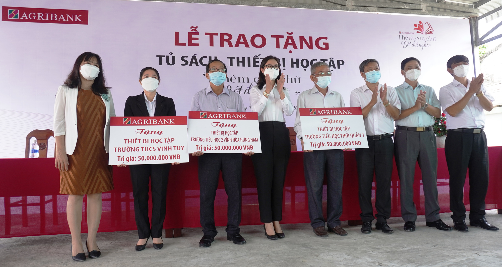 Agribank chi nhánh Kiên Giang II trao tặng thiết bị học tập cho các trường học vùng sâu huyện Gò Quao - Ảnh 2.