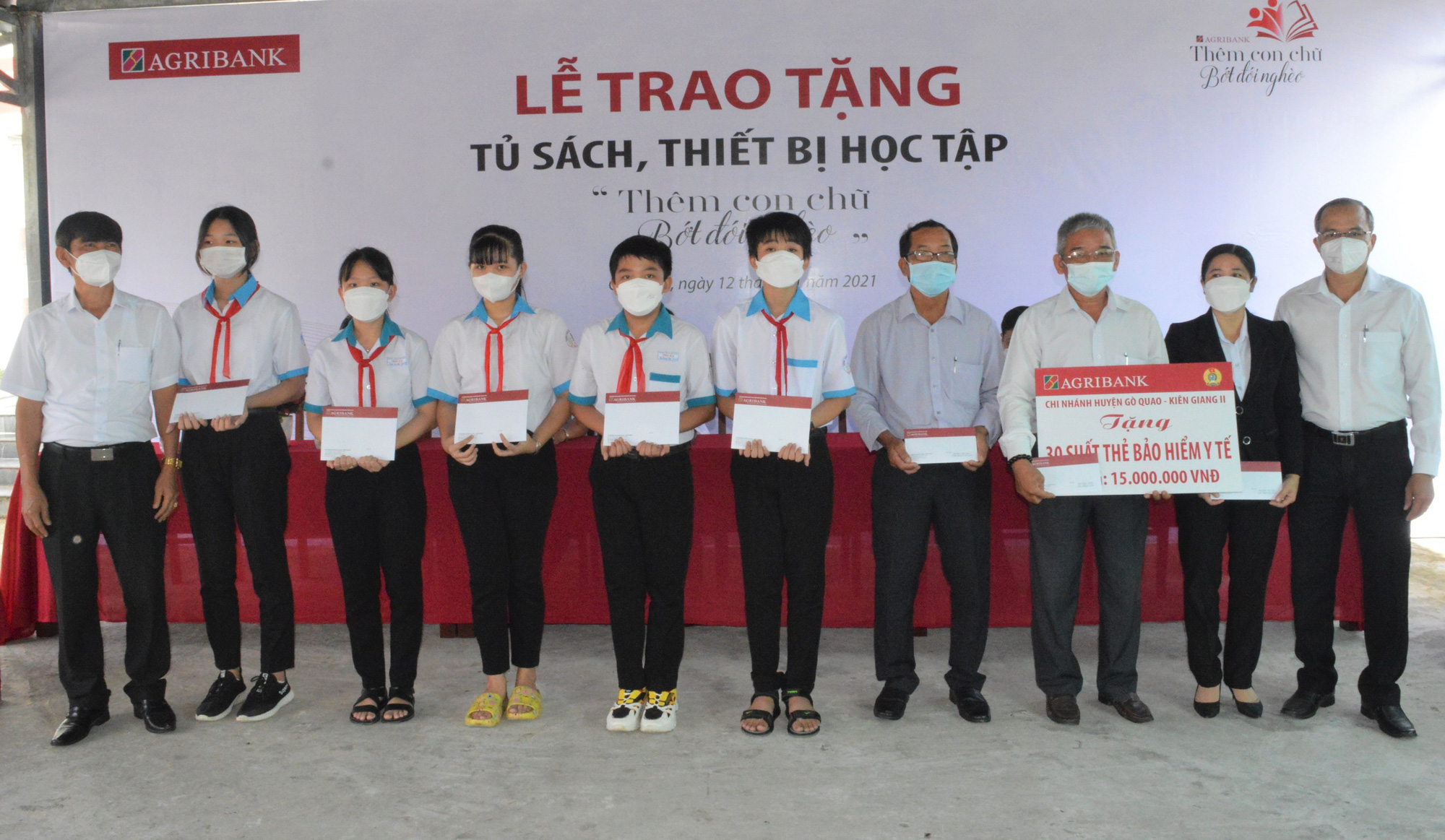 Agribank chi nhánh Kiên Giang II trao tặng thiết bị học tập cho các trường học vùng sâu huyện Gò Quao - Ảnh 3.