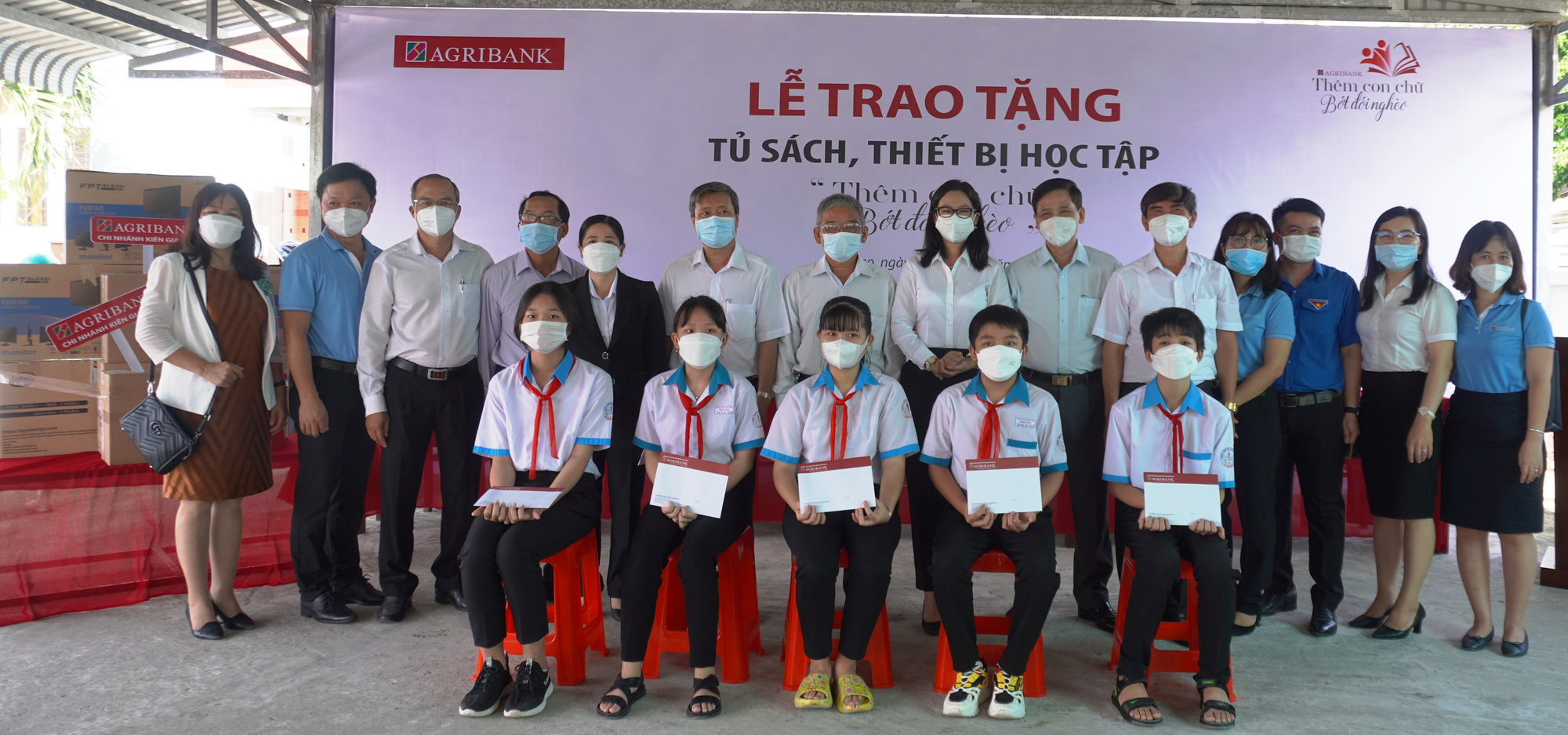 Agribank chi nhánh Kiên Giang II trao tặng thiết bị học tập cho các trường học vùng sâu huyện Gò Quao - Ảnh 1.