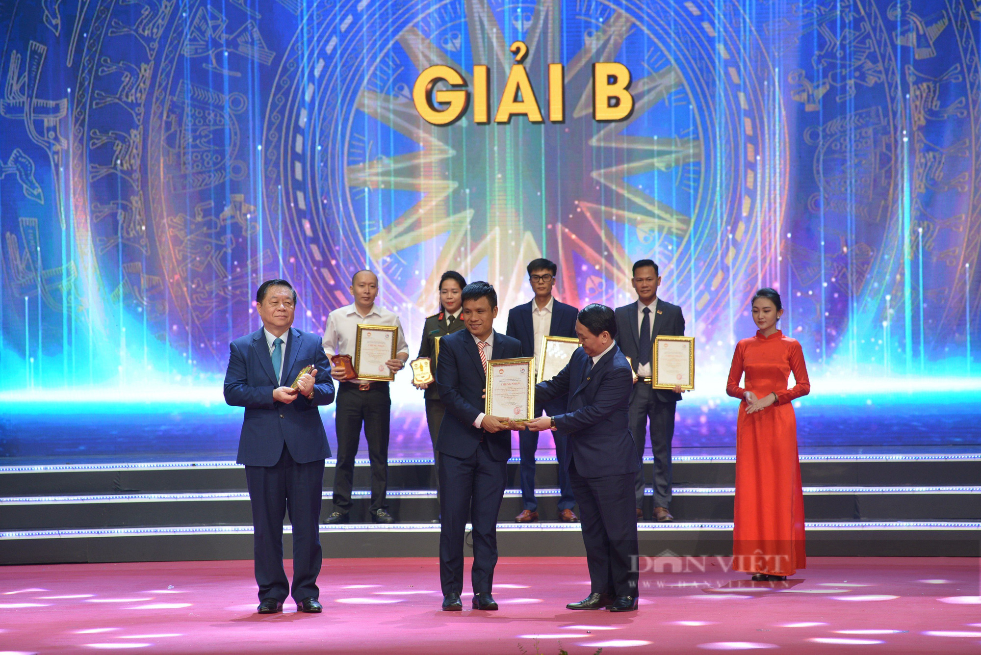 Báo Dân Việt đoạt Giải A và B Giải báo chí PCTNTC: Hành trình nằm vùng lột trần đường dây ma mãnh - Ảnh 2.