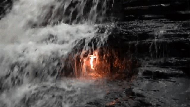 Bí ẩn về “ngọn lửa vĩnh cửu” không bao giờ tắt dù nằm ngay dưới thác nước - Ảnh 2.