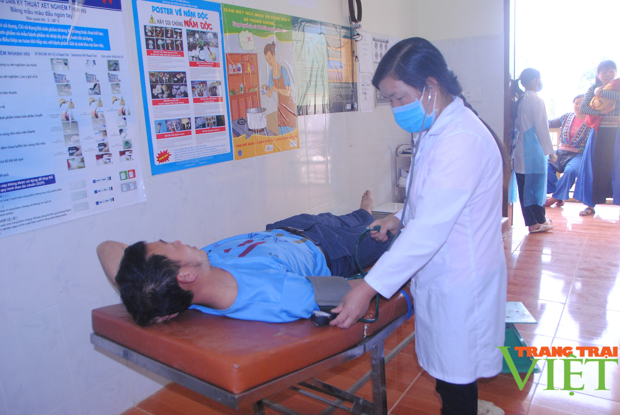 Chăm sóc sức khỏe ban đầu cho người dân ở xã vùng cao Hang Chú - Ảnh 2.