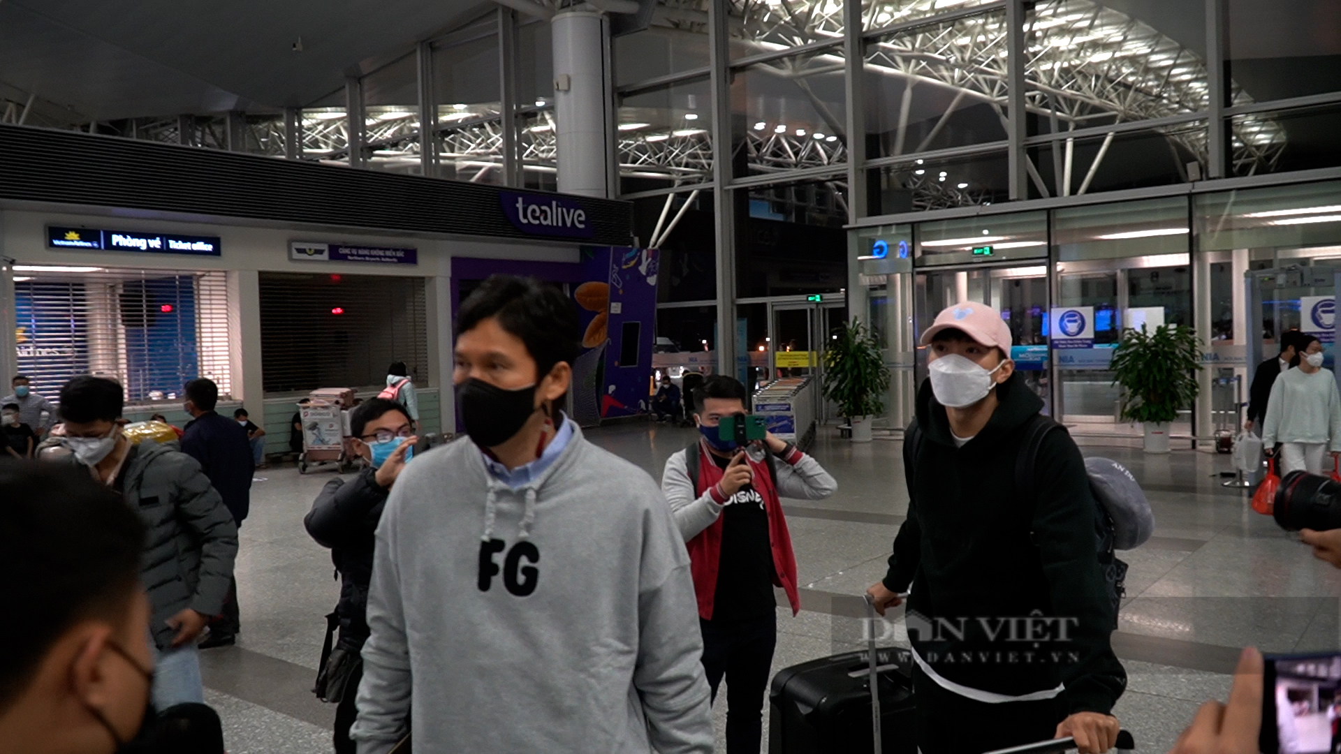 Đoàn Văn Hậu lặng lẽ ra sân bay sang Hàn Quốc chữa trị chấn thương - Ảnh 2.