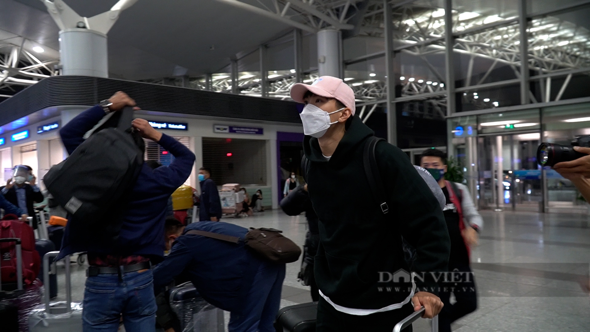 Đoàn Văn Hậu lặng lẽ ra sân bay sang Hàn Quốc chữa trị chấn thương - Ảnh 6.