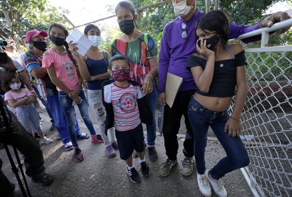 Ảnh: Người Venezuela kéo sang Colombia để tiêm vaccine Covid-19 miễn phí - Ảnh 1.