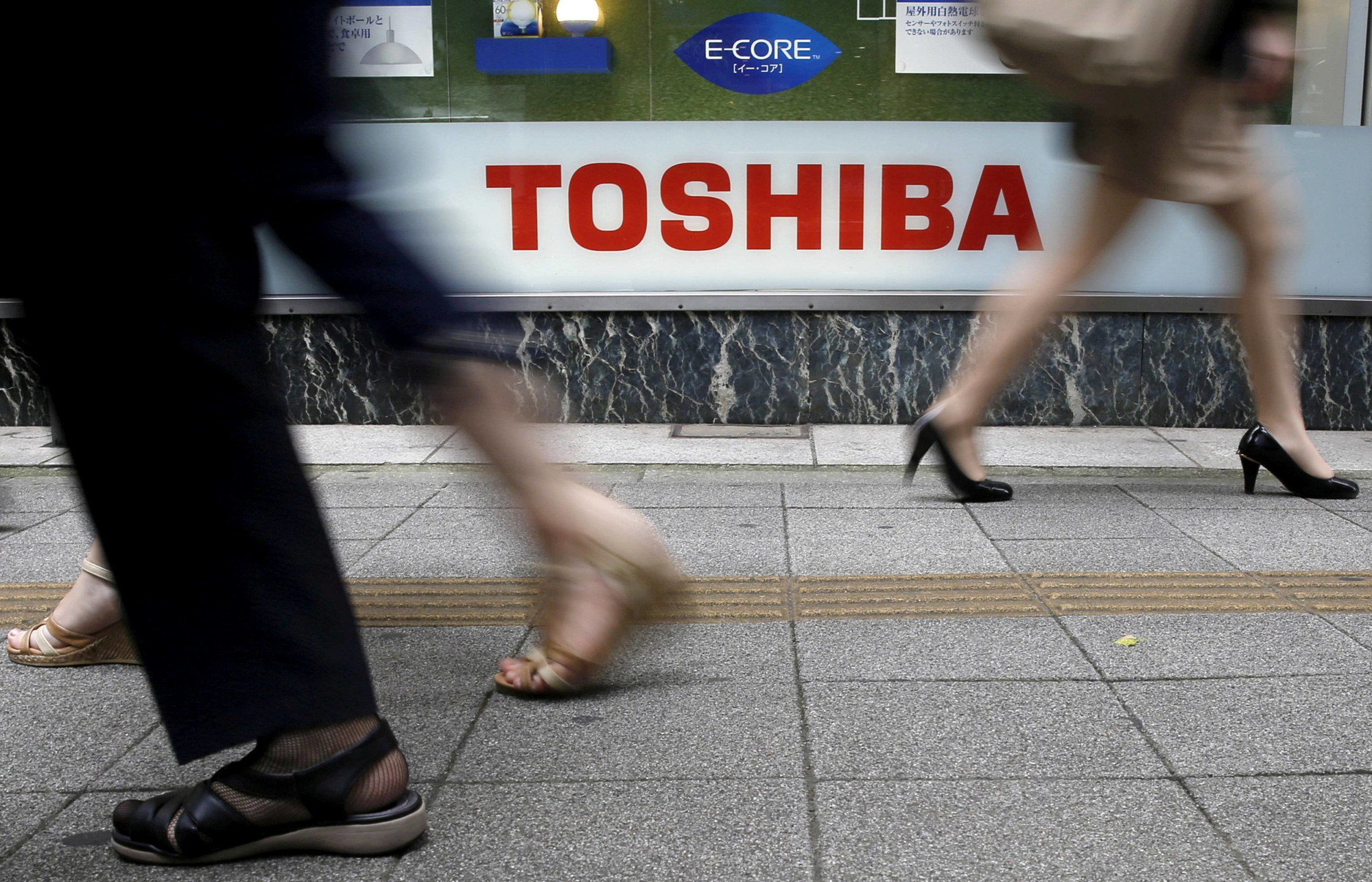 Toshiba của Nhật Bản cho biết đang xem xét chia thành ba đơn vị riêng biệt. Ảnh: @AFP.
