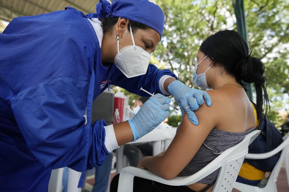 Ảnh: Người Venezuela kéo sang Colombia để tiêm vaccine Covid-19 miễn phí - Ảnh 2.