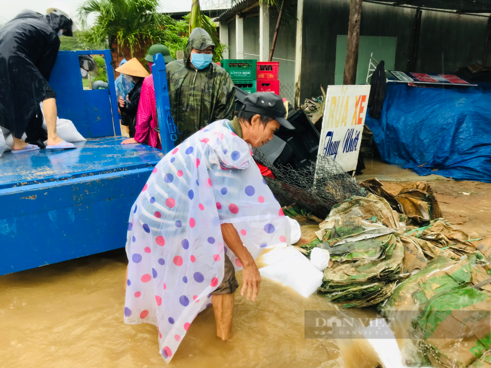 Mưa lớn gây ngập nặng, xe chết máy, dân Bình Định lội ‘bì bõm’ trong biển nước - Ảnh 8.