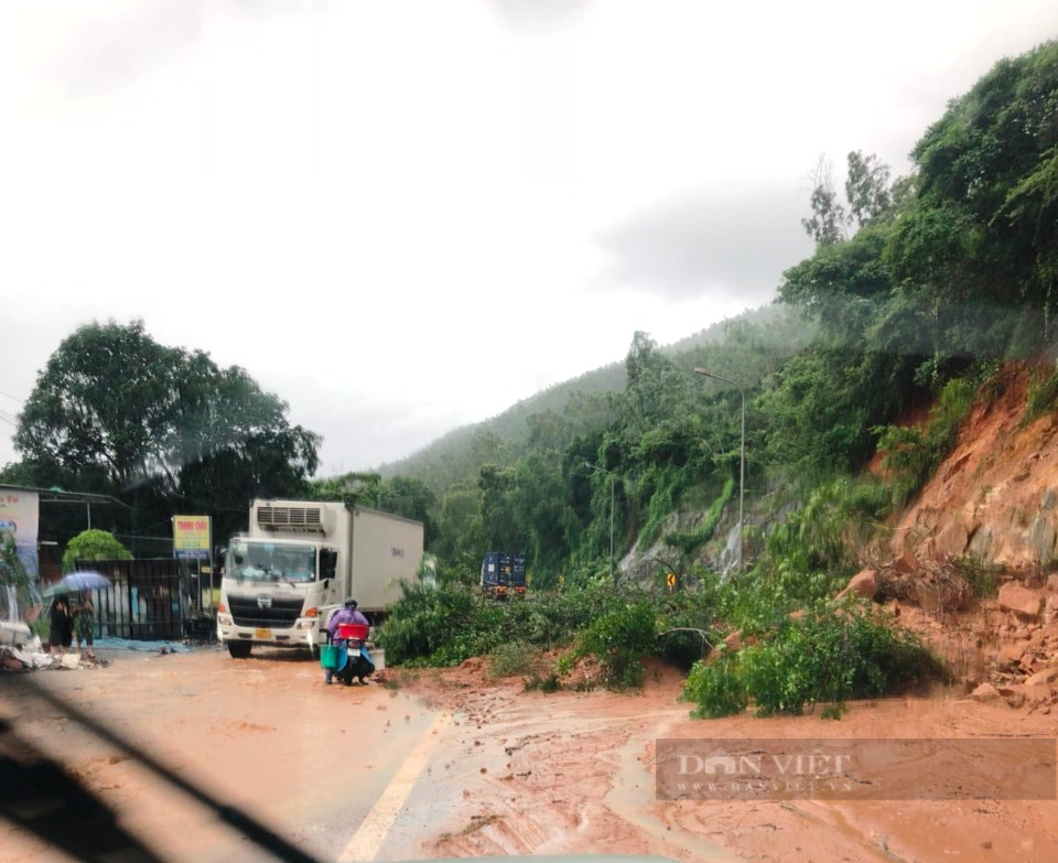 'Thót tim' cảnh núi sạt lở, từng tảng đá lớn bất ngờ đổ ập tràn xuống quốc lộ 1D - Ảnh 1.