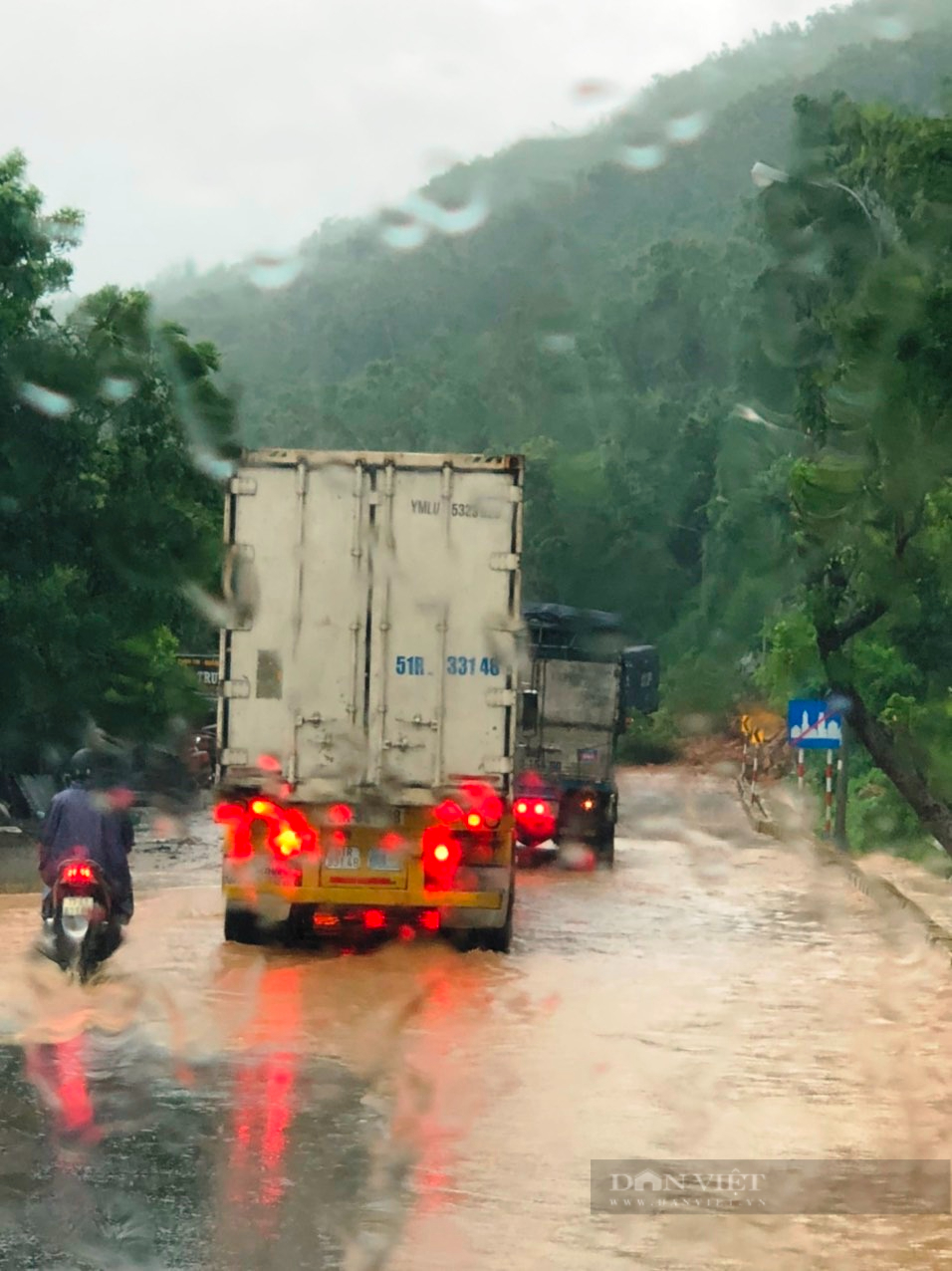 'Thót tim' cảnh núi sạt lở, từng tảng đá lớn bất ngờ đổ ập tràn xuống quốc lộ 1D - Ảnh 2.