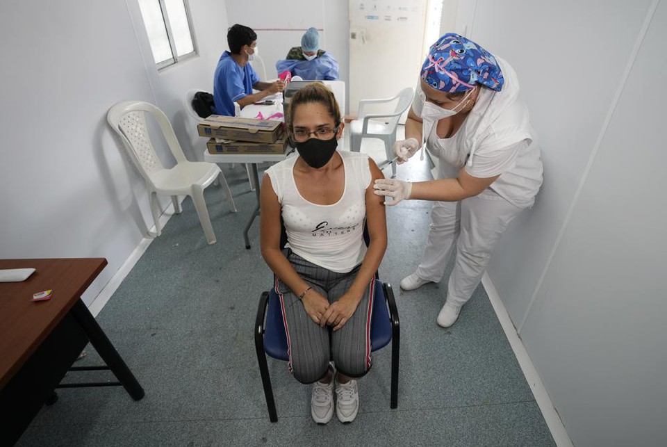 Ảnh: Người Venezuela kéo sang Colombia để tiêm vaccine Covid-19 miễn phí - Ảnh 4.