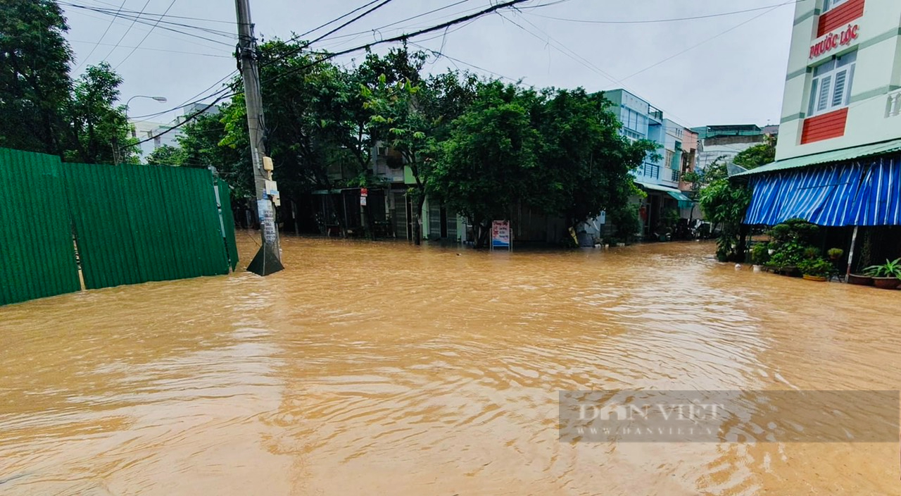 Bình Định: Đường phố bất ngờ ‘biến’ thành sông, phường Ghềnh Ráng bị ngập nặng - Ảnh 1.