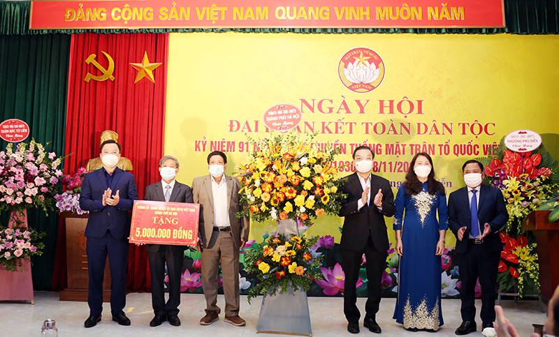 Chủ tịch Hà Nội chung vui cùng tổ dân phố có hơn 2000 dân trong &quot;Ngày hội Đại đoàn kết toàn dân tộc&quot; - Ảnh 4.