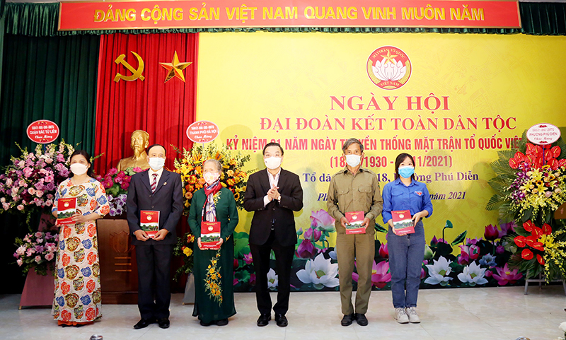 Chủ tịch Hà Nội chung vui cùng tổ dân phố có hơn 2000 dân trong &quot;Ngày hội Đại đoàn kết toàn dân tộc&quot; - Ảnh 2.