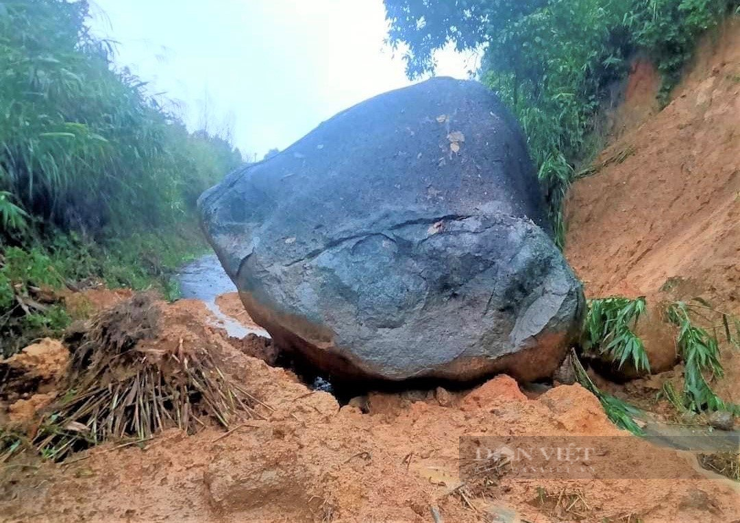 Bình Định: Đường phố bất ngờ ‘biến’ thành sông, phường Ghềnh Ráng bị ngập nặng - Ảnh 4.