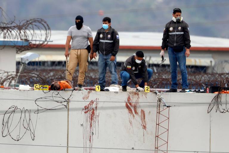 Kinh hoàng trận chiến đẫm máu giữa các băng đảng trong tù ở Ecuador khiến hàng chục người chết  - Ảnh 1.