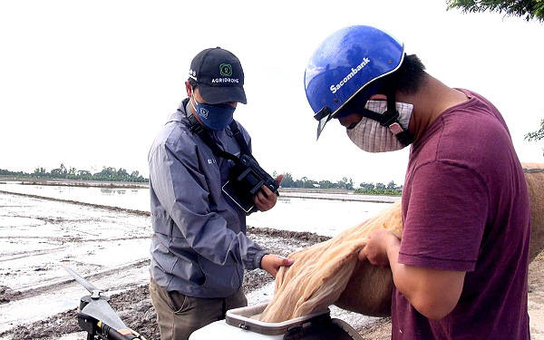 An Giang: Tò mò kéo đi xem máy bay không người lái sạ lúa từ...trên trời rơi xuống