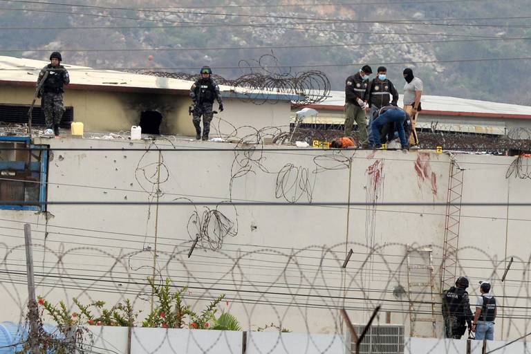 Kinh hoàng trận chiến đẫm máu giữa các băng đảng trong tù ở Ecuador khiến hàng chục người chết  - Ảnh 2.