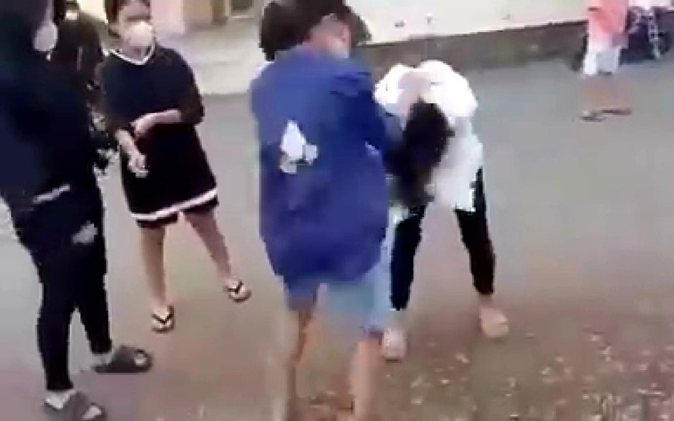Ninh Thuận: Xôn xao clip 2 nữ sinh bị đánh đập nhưng không ai can ngăn