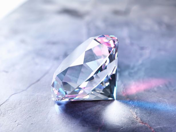 Phát hiện loại khoáng chất &quot;độc nhất vô nhị&quot; bên trong viên kim cương được tìm thấy ở lõi Trái đất - Ảnh 1.