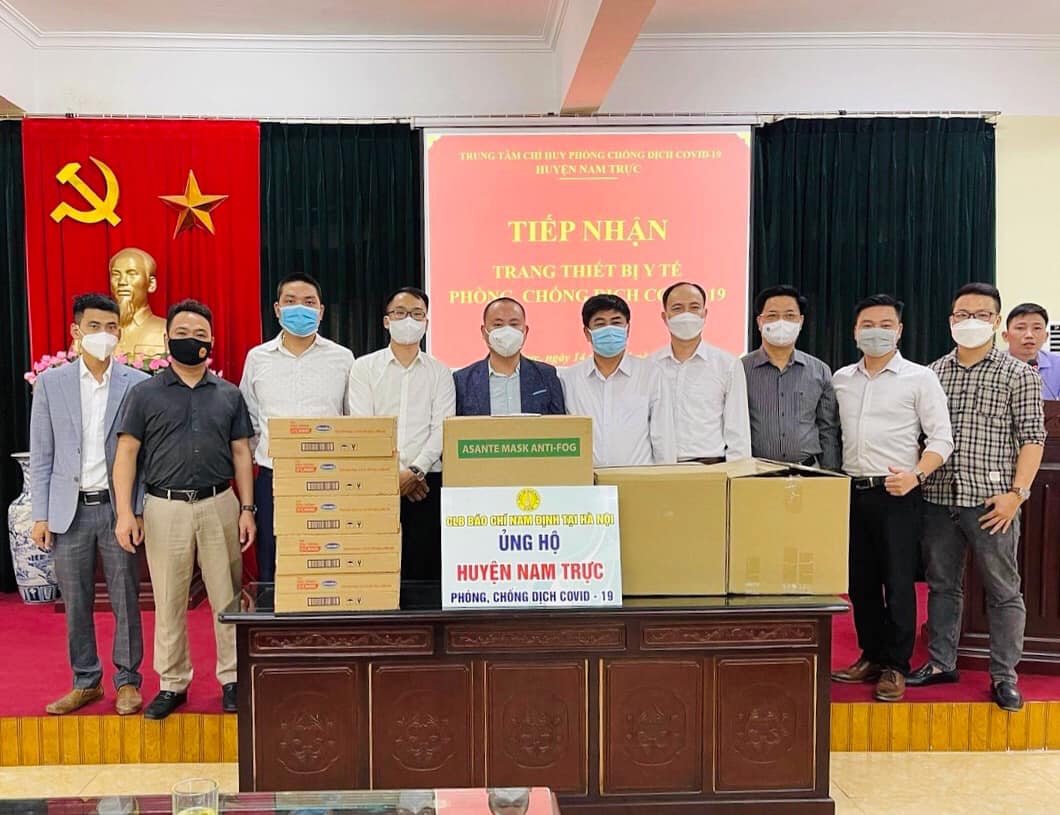 CLB Báo chí Nam Định trao quà ủng hộ phòng, chống dịch Covid-19 tại 6 huyện, thành phố Nam Định - Ảnh 1.