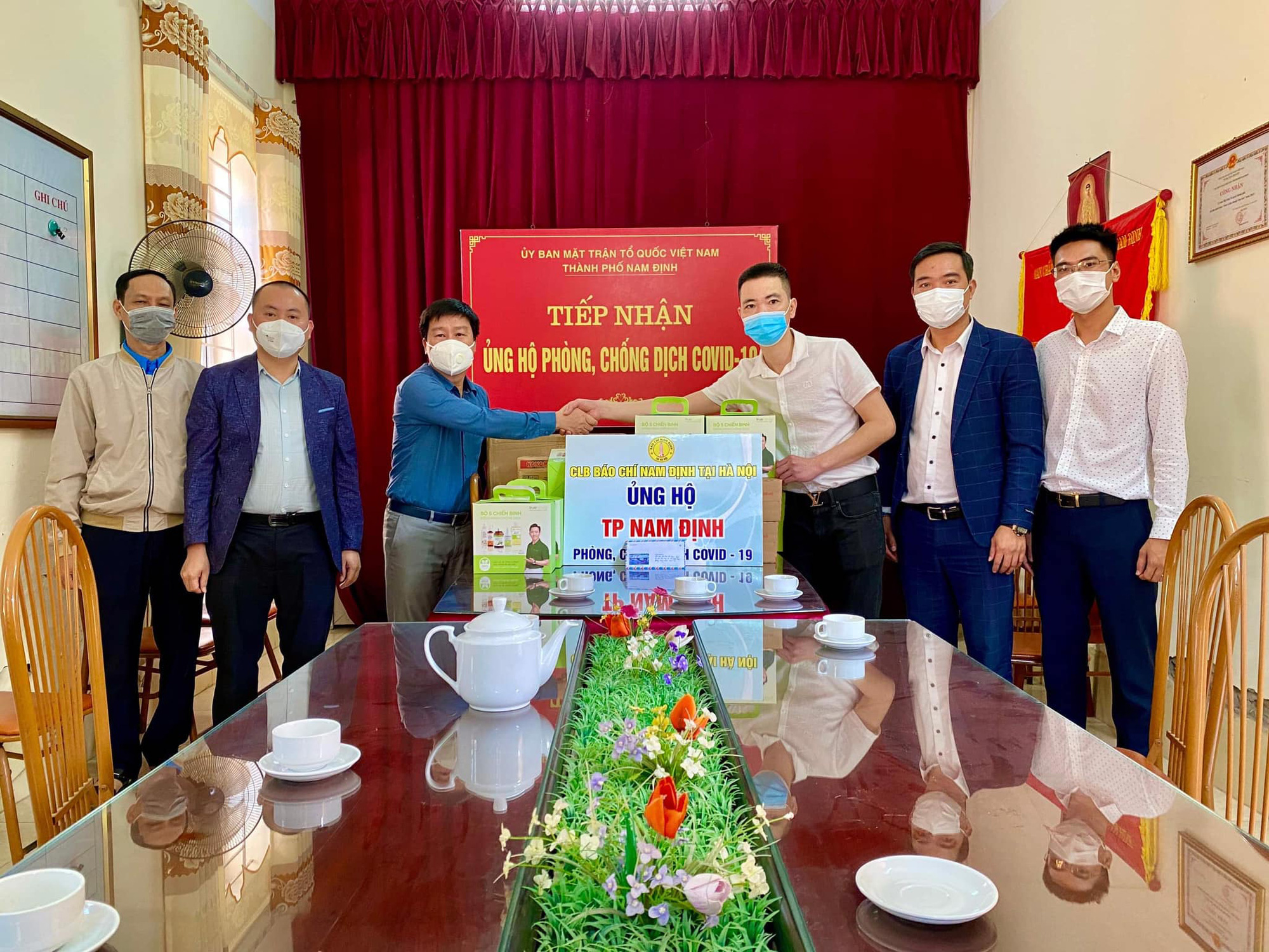 CLB Báo chí Nam Định trao quà ủng hộ phòng, chống dịch Covid-19 tại 6 huyện, thành phố Nam Định - Ảnh 4.