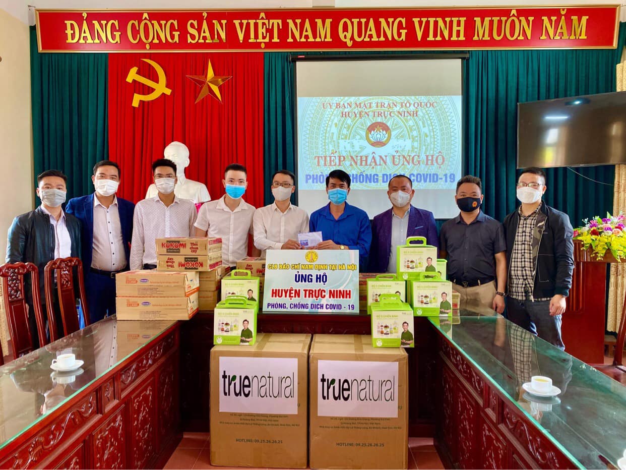 CLB Báo chí Nam Định trao quà ủng hộ phòng, chống dịch Covid-19 tại 6 huyện, thành phố Nam Định - Ảnh 2.