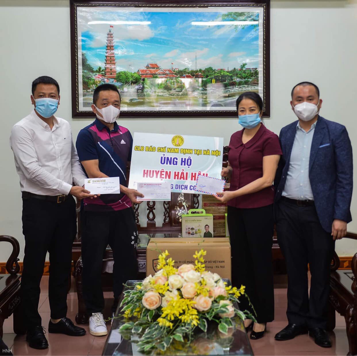 CLB Báo chí Nam Định trao quà ủng hộ phòng, chống dịch Covid-19 tại 6 huyện, thành phố Nam Định - Ảnh 5.