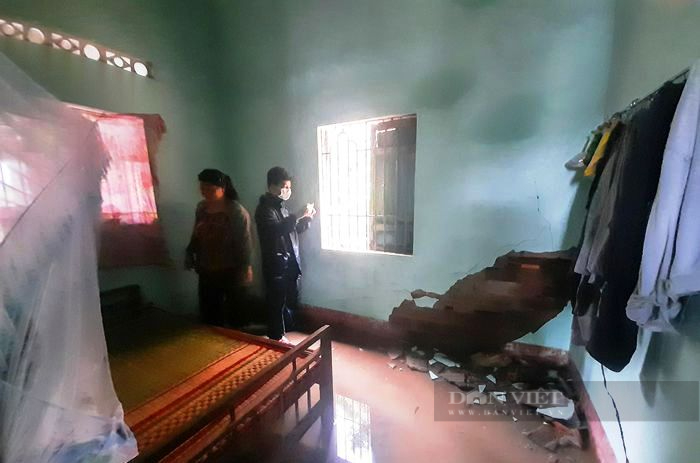 Đá lớn ào ào 'tấn công' nhà dân ở Quy Nhơn, tường nhà bị 'đánh' vỡ vụn  - Ảnh 3.